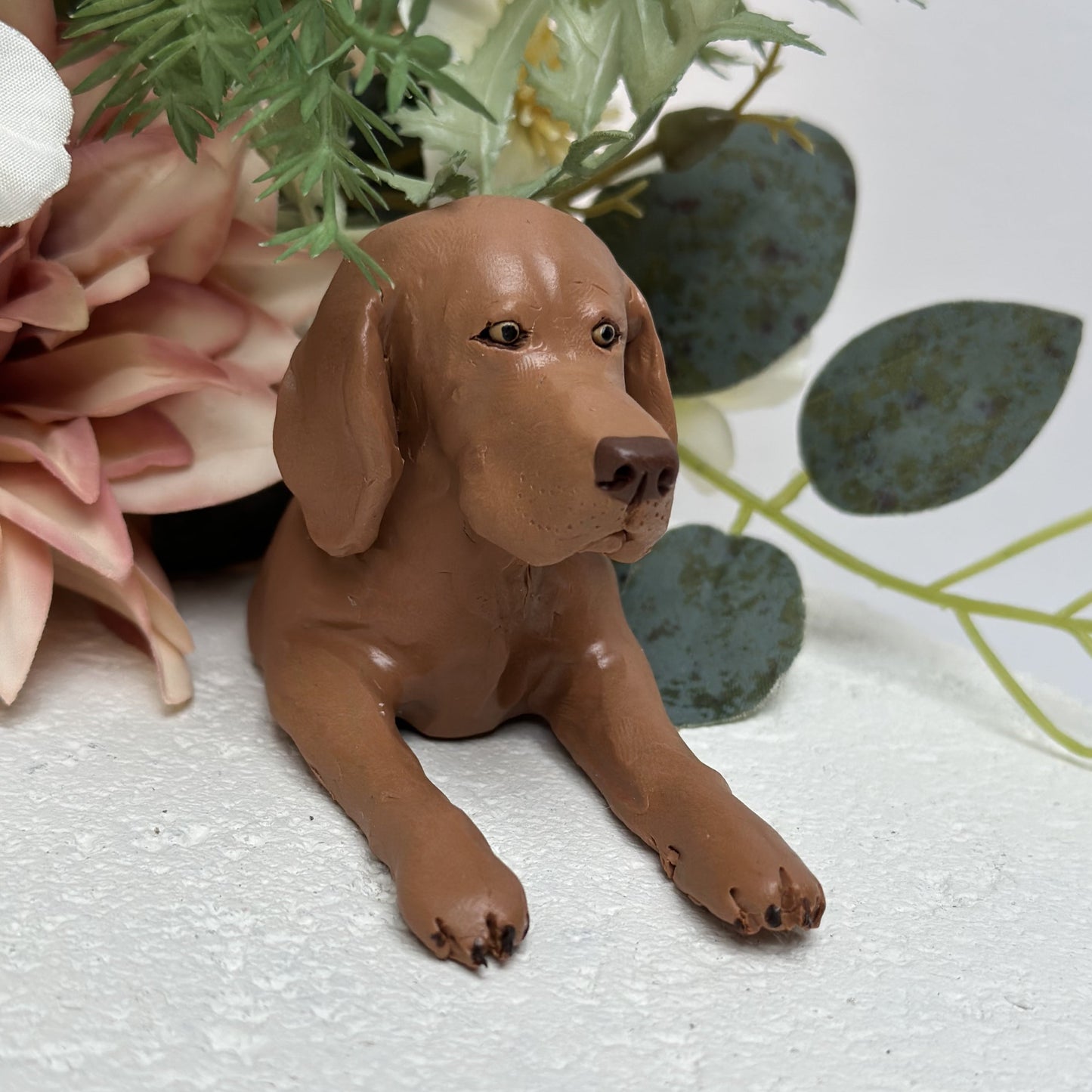 Viszla peeking wedding cake topper.